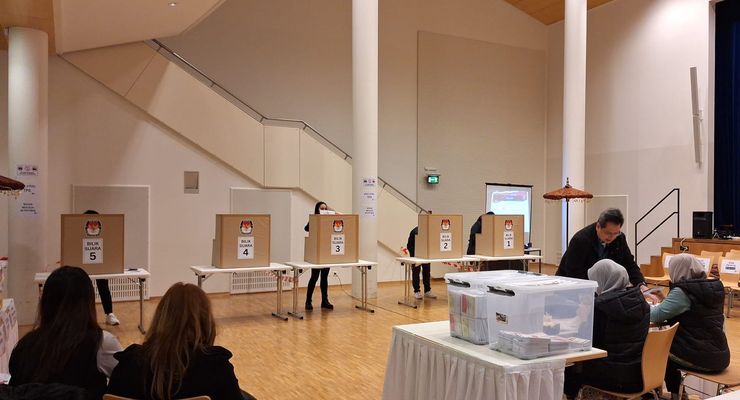Pemilu 2024: Foto Suasana WNI "Nyoblos" di Swiss, Unik Dilengkapi Bazar Makanan