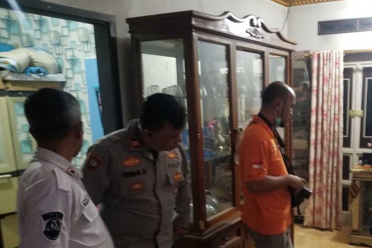 Polisi tengah mengevakuasi jenazah HP (31) seorang pria asal Kecamatan Katapang, Kabupaten Bandung, Jawa Barat yang tewas gantung dirj di kediamannya, diduga terjerat judi online, Rabu (31/7/2024)