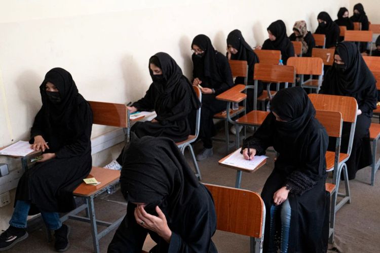 Sejumlah murid perempuan mengikuti ujian masuk universitas di Universitas Kabul, Afghanistan, pada 13 Oktober 2022.