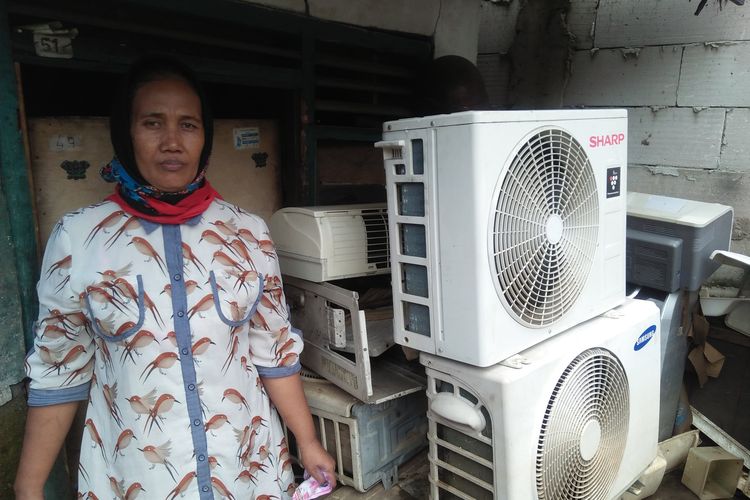 Siti Aminah, warga Pegangsaan Dua dengan tumpukan AC bekas milik sang suami yang sempat masih hidup untuk dijual, kini sudah rusak, Kamis (27/2/2020).