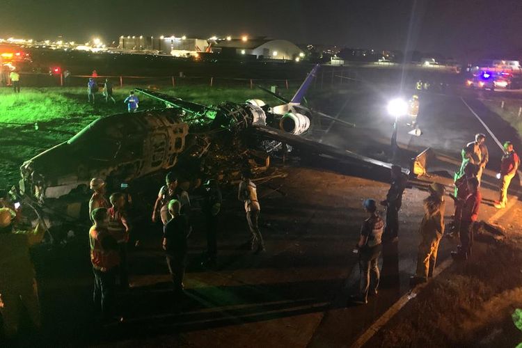 Bangkai pesawat Lionair yang jatuh dan terbakar di Bandara Internasional Ninoy Aquino, Manila, Filipina, Minggu (29/3/2020). Kecelakaan pesawat medis ini menewaskan 8 orang.