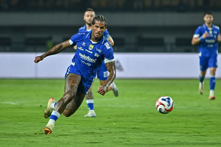 Aksi para pemain Persib Bandung ketika bermain di Stadion Gelora Bandung Lautan Api (GBLA).