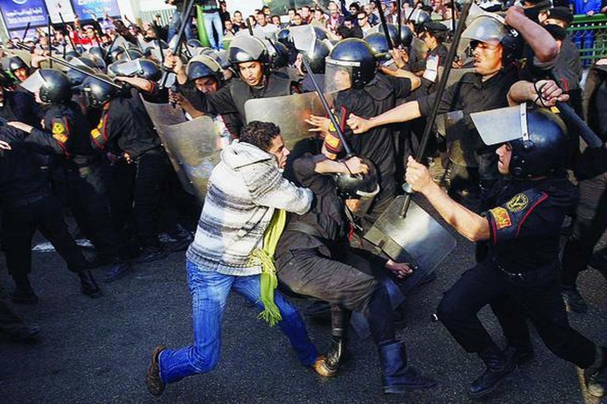 Para pengunjuk rasa Mesir terlibat bentrok dengan polisi di jantung kota Kairo saat terjadi gelombang aksi protes massa yang menuntut mundurnya Presiden Mesir Hosni Mubarak, Selasa (25/1). Gelombang protes di Mesir ini terinspirasi aksi protes massa yang menumbangkan Presiden Tunisia Zine al-Abidine Ben Ali pada 14 Januari lalu.