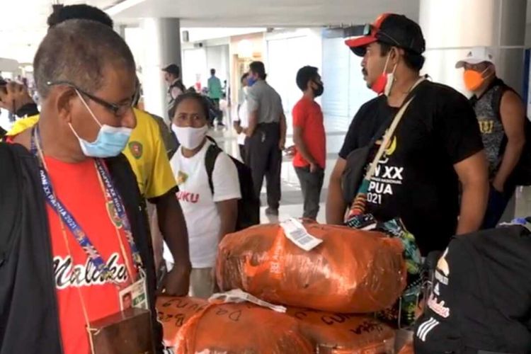 Atlet dan tim dayung Maluku di Pekan Olahraga Nasional (PON) Papua tiba di Bandara Internasional Pattimura Ambon, Rabu (13/10/2021)