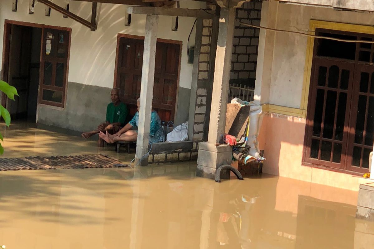 Luapan Kali Lamong membuat beberapa desa di Kecamatan Balongpanggang dan Benjeng, Gresik, Jawa Timur, terendam banjir.