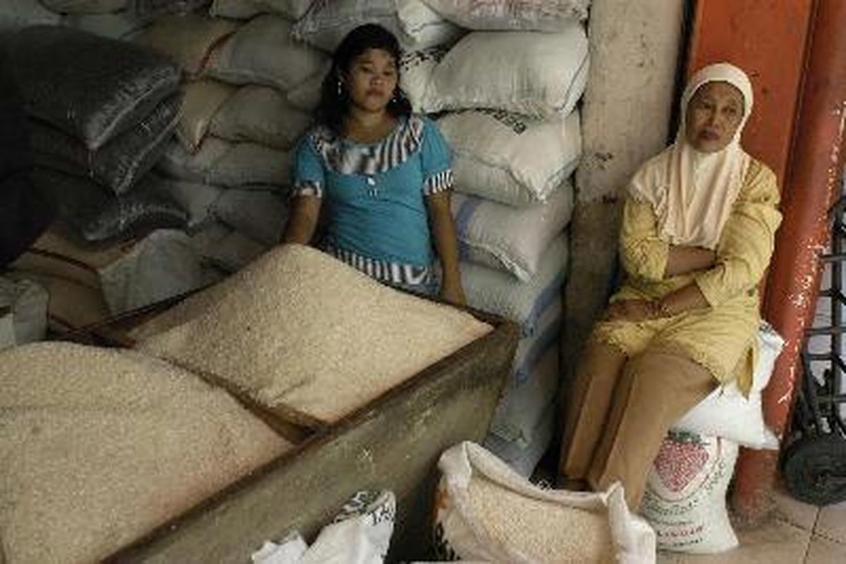 Hasiah (kanan), pedagang beras, menunggu pembeli di depan kiosnya, di Pasar Palmerah, Jakarta Pusat, Jumat (25/1). Akibat kenaikan harga beras yang mencapai rata-rata Rp 1.000 untuk semua kualitas sejak bulan Desember tahun lalu, pedagang mengaku sepi pembeli dan mengalami kerugian 30-40 persen.  Kristianto Purnomo (KP) 25-1-2008