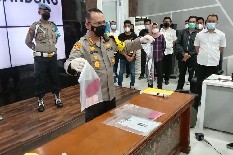 Kapolrestabes Bandung Kombes Aswin Sipayung tengah merilis penangkapan para pelaku yang menculik, memperkosa, dan menjual korban remaja 14 tahun di Bandung, di Mapolrestabes Bandung, Rabu (29/11/2021).