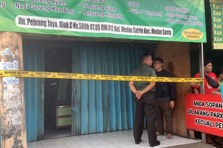 Lokasi seorang pedagang sate yang ditemukan bersimbah darah di Jalan Pejuang, Medan Satria, Kota Bekasi, Kamis (29/6/2023). Belum diketahui siapa pelaku dari kasus pembunuhan tersebut.
