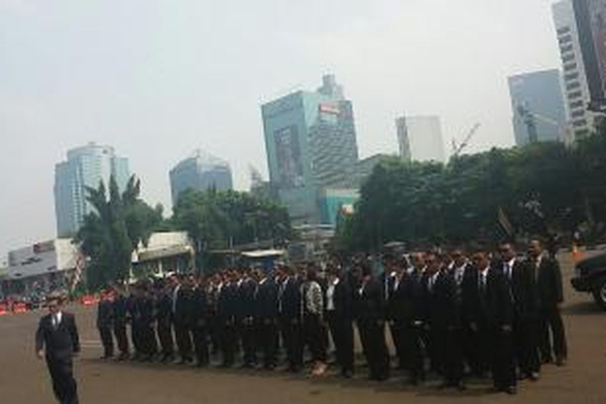 Para anggota Satuan Pengamanan Objek Vital (Pam Obvit) saat mengikuti rangkaian acara Close Protection Team (CPT) di Lapangan Direktorat Lalu Lintas pada Sabtu (28/11/2015)