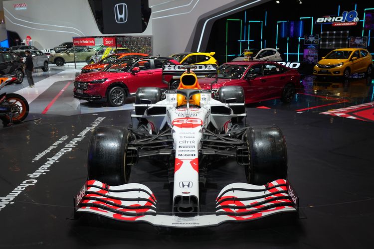 Special display mobil balap Formula 1 Red Bull Racing Honda RB16B di ajang GIIAS 2022