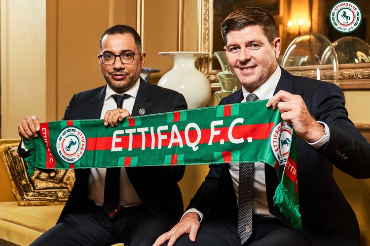 Foto ini dirilis oleh klub sepak bola Al-Ettifaq Arab Saudi pada 3 Juli 2023, menunjukkan Steven Gerrard (kanan) dengan Presiden klub Khaled al-Debel setelah menandatangani kontrak dengan mereka di London. (Foto oleh Al Ettifaq Football Club/ AFP)
