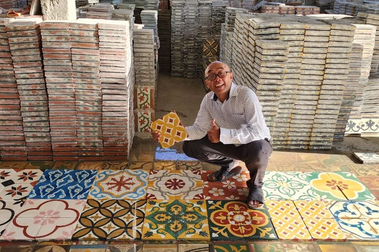 Pemilik bisnis tegel klasik brand WinART Solution memperlihatkan tegel klasik