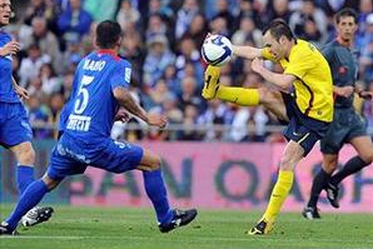 Gelandang Barcelona, Andres Iniesta (kanan), sudah bisa tampil dalam 