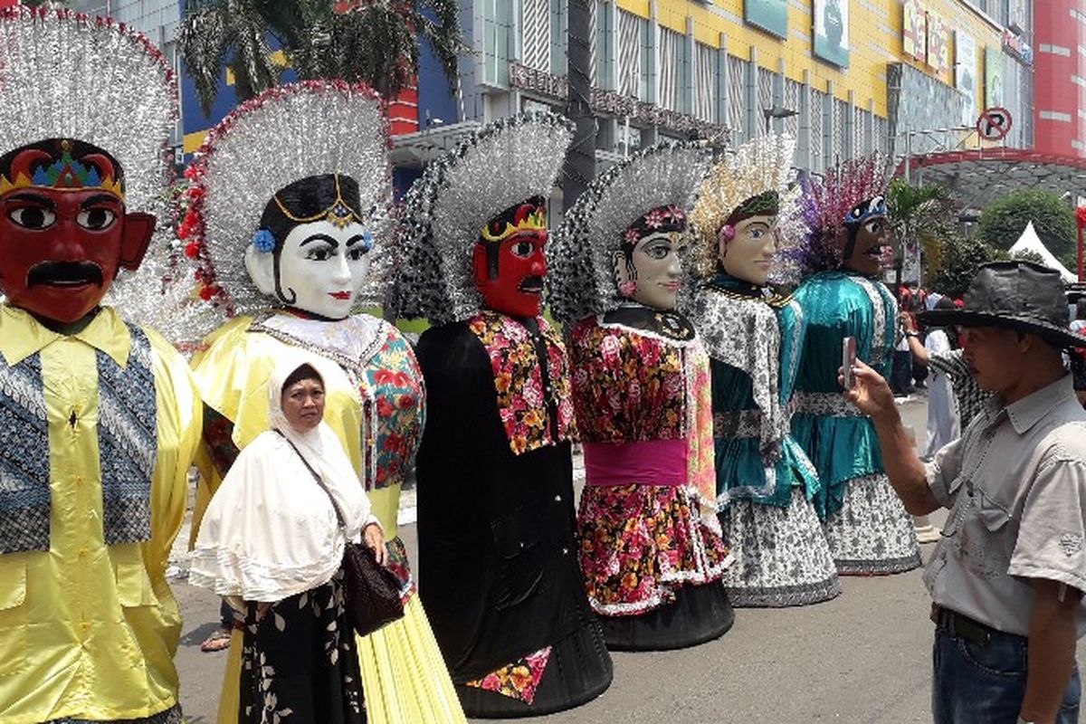 Ondel - Ondel ikut dalam parade Karnaval Cap Go Meh Glodok 2018 pada Jumat (4/3/2018).