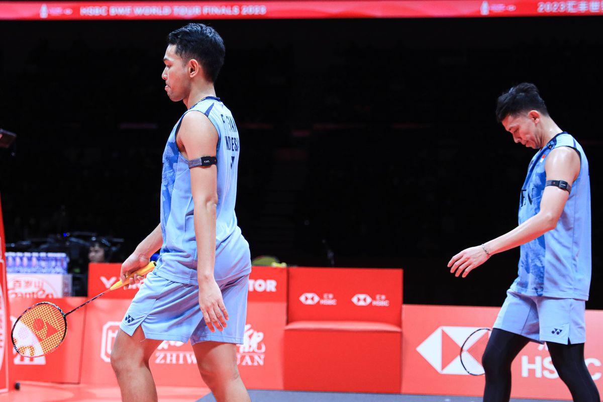 Fajar Alfian/Muhammad Rian Ardianto bertanding melawan Liang Wei Keng/Wang Chang (China) pada semifinal BWF World Tour Finals 2023 di Hangzhou Olympic Sports Centre Gymnasium, China, Sabtu (16/12/2023). 