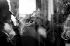 7 Cara Menghilangkan Bau Asap Rokok di Ruangan Apartemen