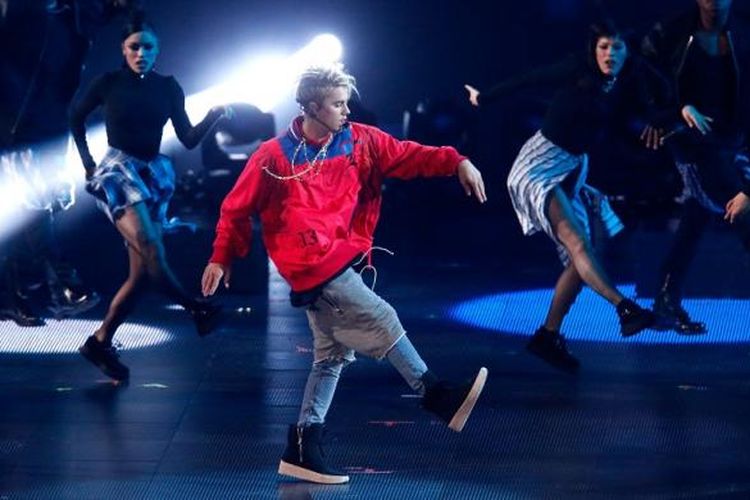 Justin Bieber tampil di pergelaran iHeartRadio Music Awards di The Forum, Inglewood, California, Minggu (3/4/2016).