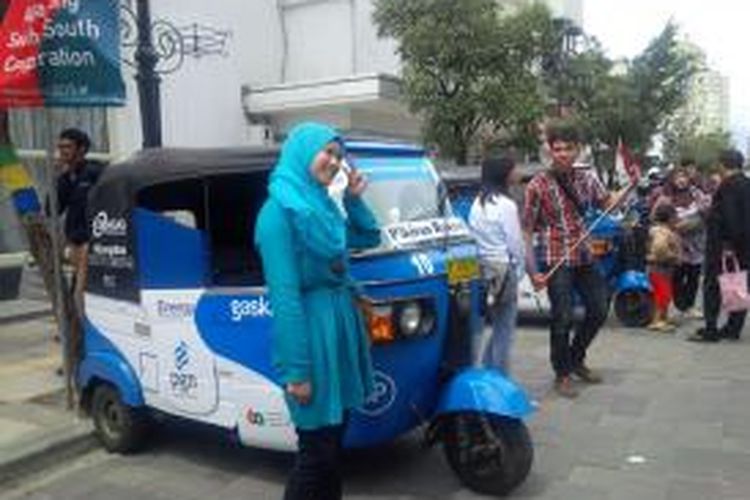 Moda transportasi bajay menjadi salah satu pusat perhatian di Jalan Braga, Kota Bandung. 