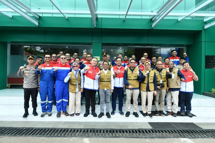 Menteri Energi dan Sumber Daya Mineral (ESDM), Bahlil Lahadalia, melakukan peninjauan langsung ke Fuel Terminal Tanjung Gerem dan Terminal LPG Tanjung Sekong, Provinsi Banten, pada Sabtu (21/12). 
