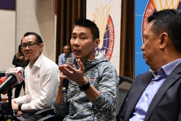 Pebulu tangkis tunggal putra Malaysia, Lee Chong Wei (tengah), berbicara pada sebuah konferensi pers di Kuala Lumpur, Malaysia, 8 November 2018.