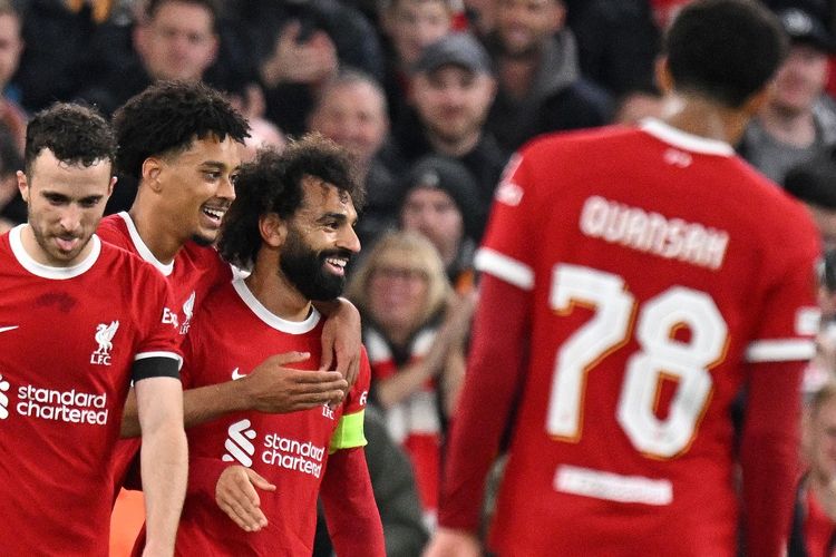 Penyerang Liverpool, Mohamed Salah, merayakan gol ke gawang Toulouse di ajang Liga Europa di Stadion Anfield pada Jumat (27/10/2023) dini hari WIB. Salah akan meninggalkan Liverpool menuju Piala Afrika pada Januari nanti.