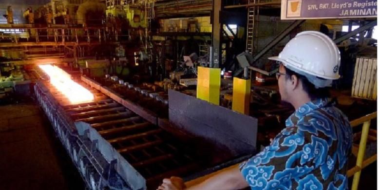 Ilustrasi: Pegawai Krakatau Steel memantau pembuatan lembaran baja panas di Cilegon, Banten, Jumat (24/4/2015). 