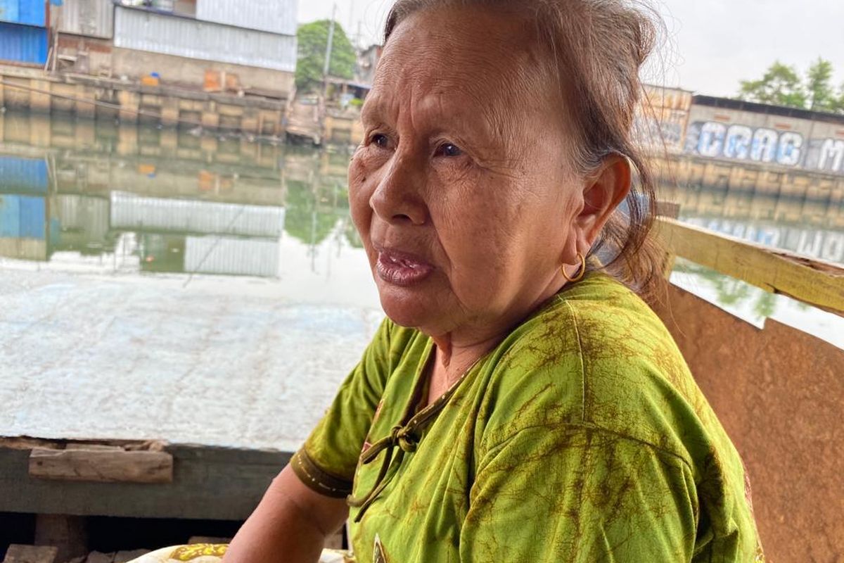 Ecih (59), ibunda Ajiz yang sehari-hari bekerja menjadi ojek perahu di mawasan Kali Angke, Jakarta Barat saat ditemui pada Selasa (2/8/2023). 