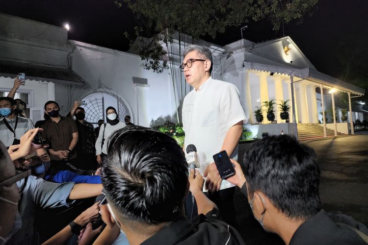 Kakak kandung Ridwan Kamil, Erwin Muniruzaman saat memberikan keterangan pers di Gedung Pakuan, Kota Bandung, Jawa Barat, Jumat (3/6/20222) malam.