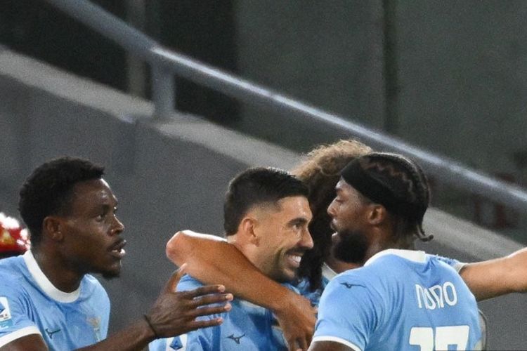 Mattia Zaccagni merayakan gol dengan rekan satu timnya dalam pertandingan sepak bola Serie A Liga Italia antara SS Lazio vs Hellas Verona di Stadion Olimpico di Roma pada 31 Agustus 2025. (Foto oleh Alberto PIZZOLI / AFP)