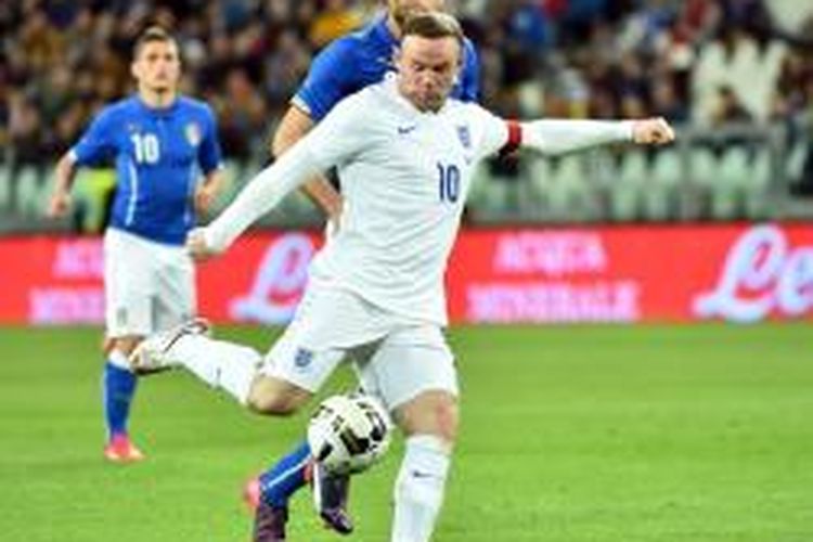 Striker tim nasional Italia, Wayne Rooney, saat melepaskan tendangan ke arah gawang Italia pada laga uji coba di Turin, Selasa (31/3/2015). 