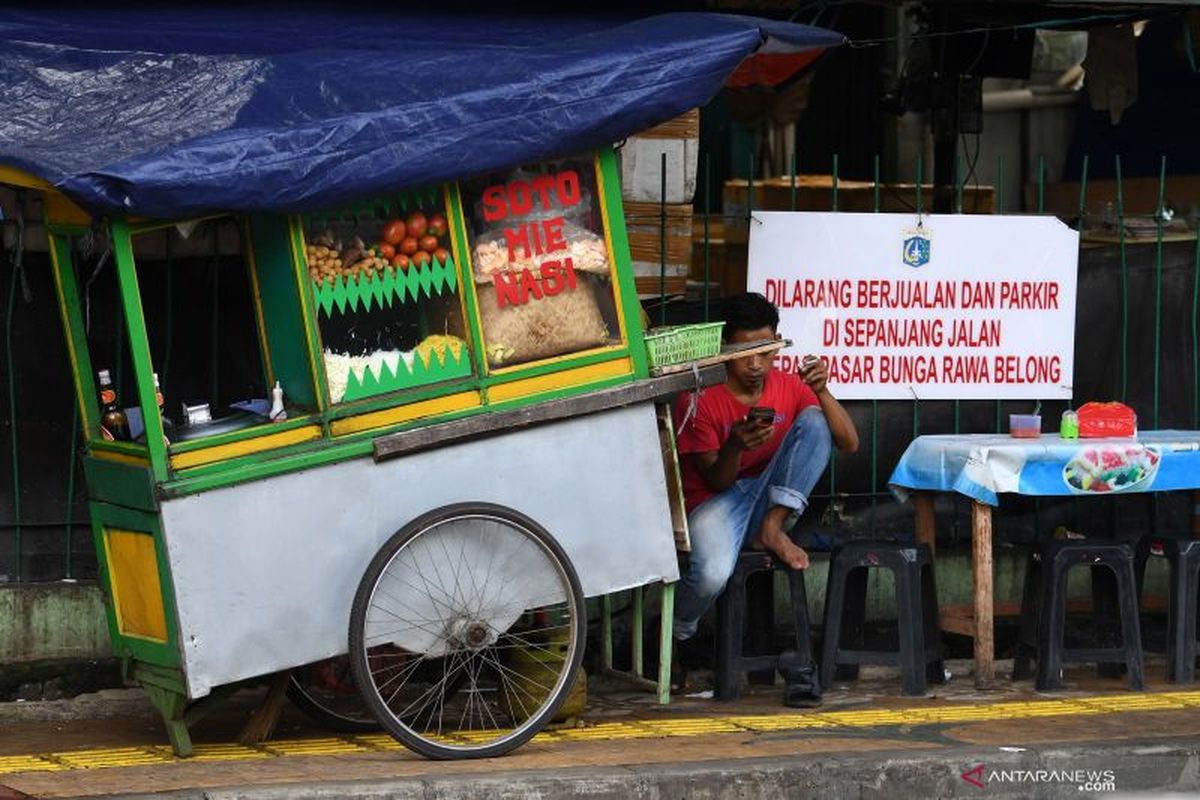 Pedagang berjualan di atas trotoar Jalan Sulaiman, Rawa Belong, Jakarta Barat, DKI Jakarta, Rabu (22/1/2020). ANTARA FOTO/Aditya Pradana Putra/hp.