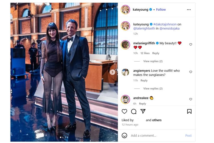 Artis peran Dakota Johnson (kiri) mengenakan revenge dress (gaun balas dendam), berdasarkan tangkapan layar dari akun Instagram stylist Kate Young.