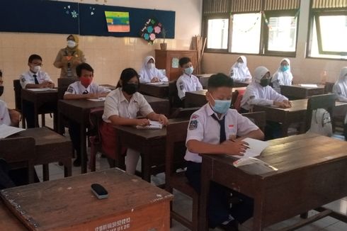 Sekolah Tatap Muka Terbatas di Semarang, Ada Siswa SMP Masih Pakai Seragam SD