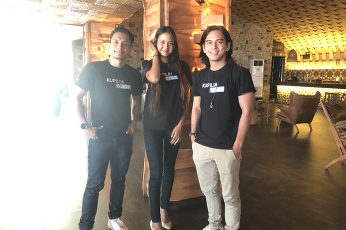 Aurelie Moeremans, Randy Pangalila (kiri), Rangga Azof (kanan) dalam konferensi pers Kupilih Cinta, di kawasan Kemang, Jakarta Selatan, Senin (10/1/2022).