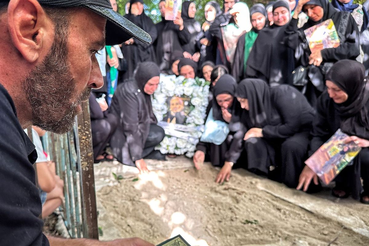 Suasana pemakaman perempuan Lebanon yang jadi korban perang Israel dengan Hezbollah.