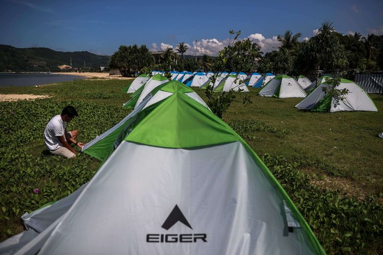 Fasilitas tenda Bobobox X Eiger yang didirikan di area camping ground Kuta Beach Park The Mandalika, pantai Kuta, Mandalika, Selasa (16/3/2022). Tenda menjadi pilihan alternatif bagi para penonton MotoGP seri Indonesia di Sirkuit Mandalika, Lombok Tengah, Nusa Tenggara Barat, 18-20 Maret 2022, seiring keterbatasan kamar penginapan di sekitar Sirkuit Mandalika.