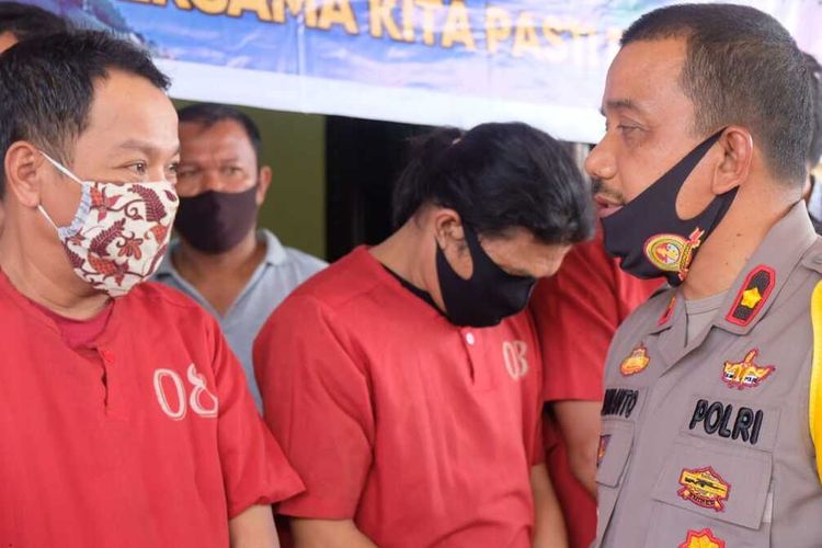 Wakapolres Tanjung Balai, KOMPOL Jumanto bertanya kepada salah satu tersangka yang melakukan dugaa  tindak pidana percobaan pembunuhan terhadap EDS di Tanjung Balai.