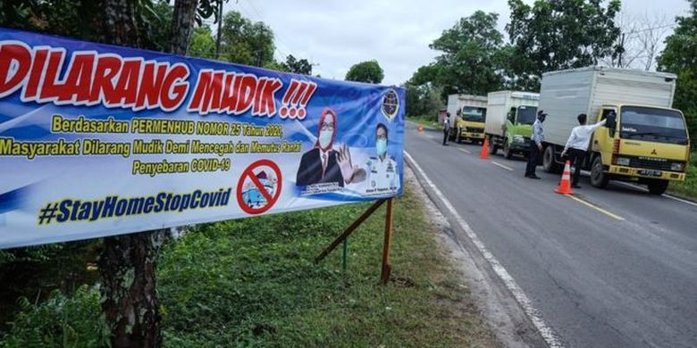 Petugas Dishub melakukan mengecek suhu tubuh pengendara mobil yang masuk ke Palangkaraya di Jalur Trans Kalimantan Sebangau, Palangkaraya, Kalimantan Tengah, Kamis (30/4). 