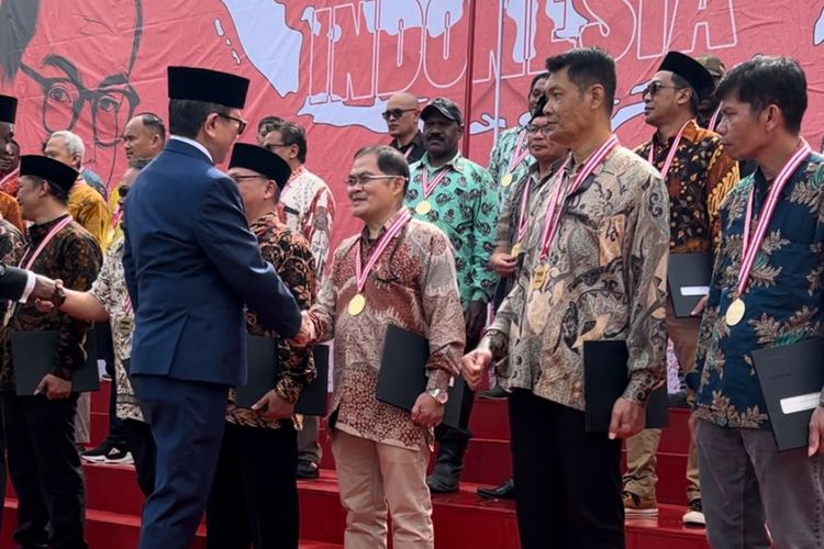 PT Freeport Indonesia (PTFI) memberikan apresiasi kepada  karyawan dengan masa jabatan 25 tahun, 30 tahun, dan 35 tahun setelah upacara pengibaran bendera di Tembagapura, Papua, Sabtu (17/8/2024).