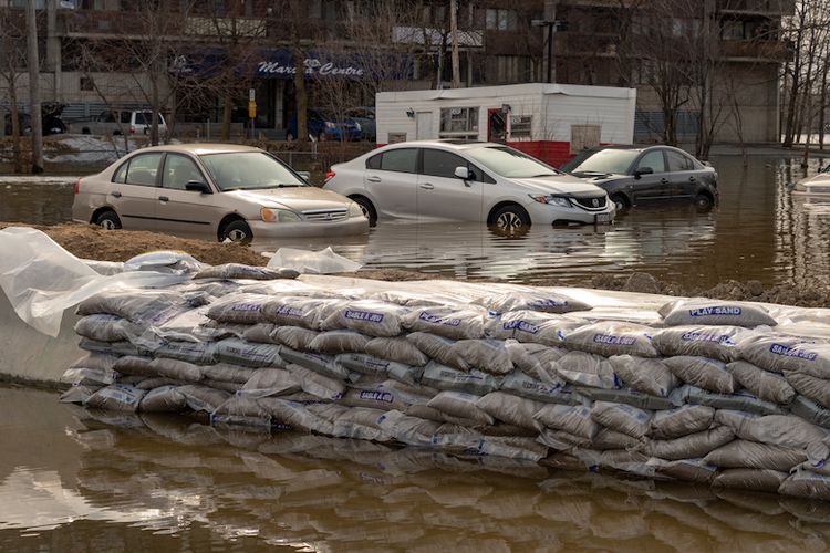 Kendaraan terendam banjir saat parkir