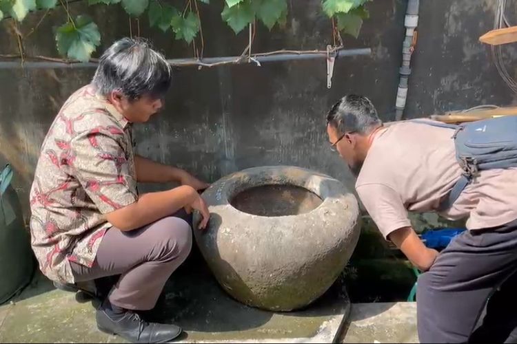Jambangan Batu Berinskripsi Diduga Abad ke-12 Ditemukan di Trenggalek