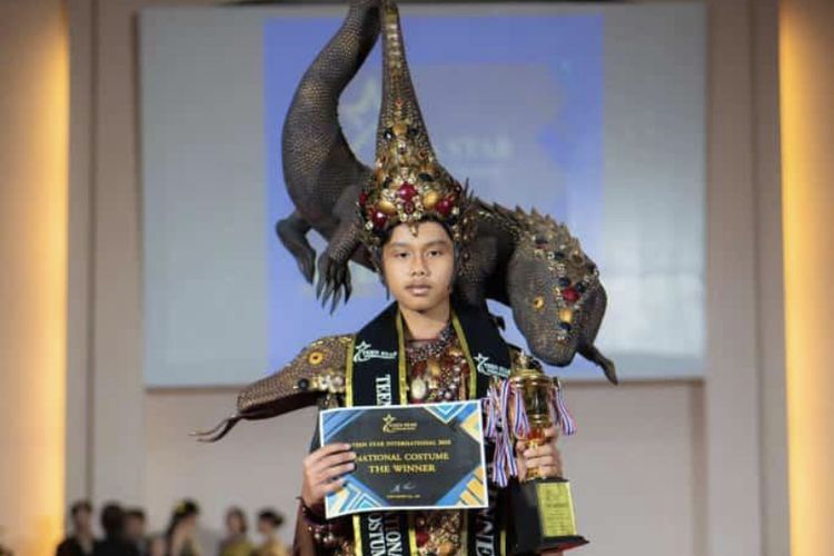Azriel Emeraldo Mukti Andima, Siswa SMP Surabaya saat ikuti ajang kostum di Thailand