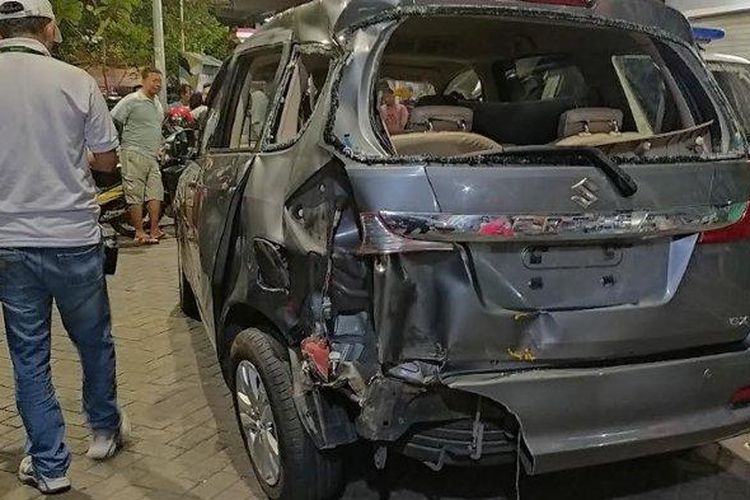 Kondisi Mobil Suzuki Ertiga bernopol L 1748 HY yang ringsek pada bodi bagian belakang sisi kiri, setelah tertabrak Kereta Api (KA) Turangga, Rute Surabaya-Bandung, di Jalan Kalibokor, Gubeng, Surabaya, sekitar pukul 19.30 WIB, pada Sabtu (7/6/2025).