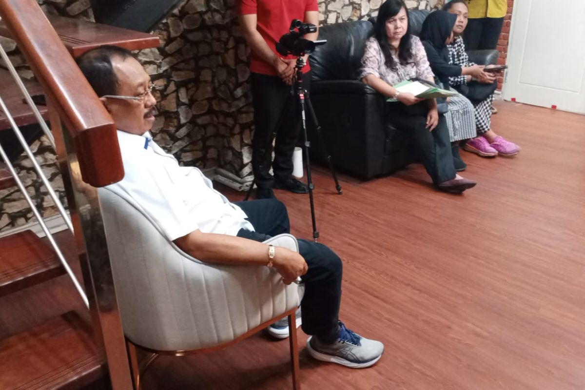 Cak Ji sedang menanggapi keluhan warga di ruang rumah aspirasi Surabaya selasa (04/03/2025)