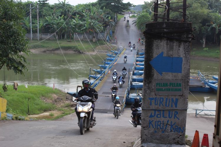 Dahulu jalan di Dusun Rumambe 1 Desa Anggadita yang kini berdiri Jembatan Perahu Ponton milik Haji Endang buntu dan kerap tempat kerbau menyeberang saat digembala.