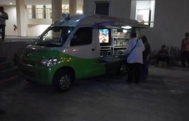 mobil perpustakaan keliling standby di rusunawa jatinegara