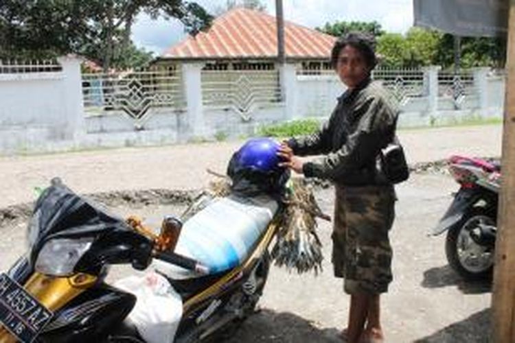Maria Getrudis Uskono alias Udis (34) satu-satunya wanita di Kabupaten TTU yang menggeluti profesi sebagai penjual ikan kering keliling dengan menggunakan motor, Rabu (4/12/2013)