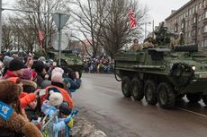 Militer AS Berparade 300 Meter dari Perbatasan Rusia
