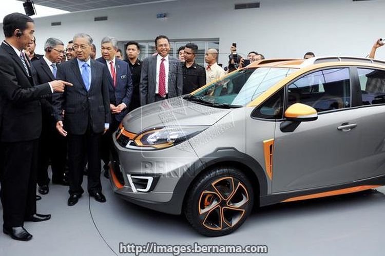 Presiden Jokowi dan Chairman Proton Mahathir Mohammad saat berkunjung di pabrik Proton seperti foto yang dimuat di Bernama.com (5/2/2014).