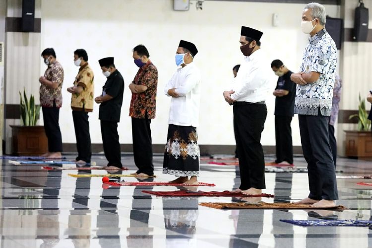 Gubernur Jawa Tengah Ganjar Pranowo saat mengikuti pelaksanaan ibadah shalat Jumat di gedung Gradhika Semarang, Jumat (5/6/2020)